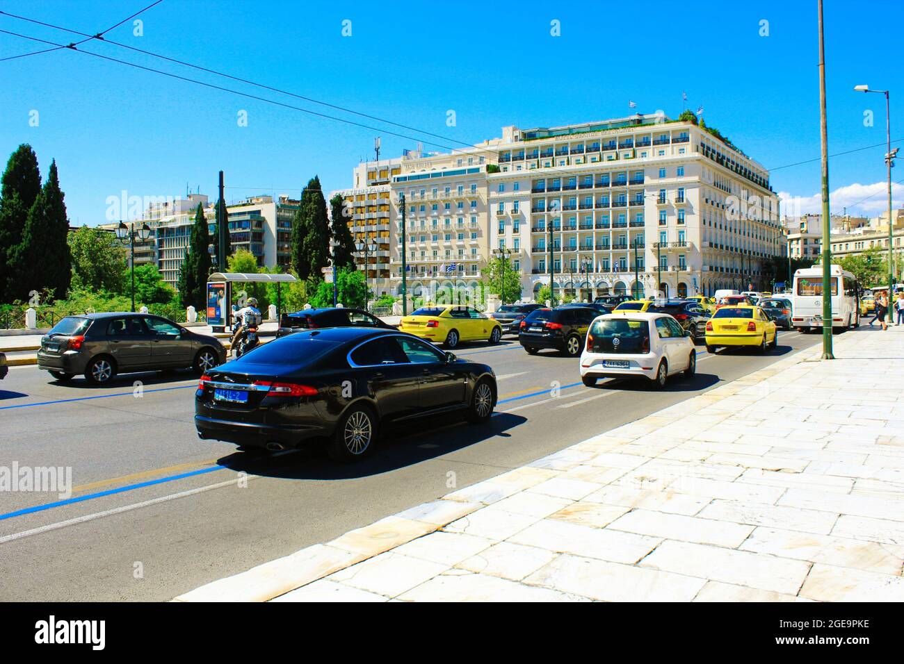 Griechenland, Athen, Juni 16 2020 - starker Verkehr auf der Amalias Avenue mit dem Hotel Grande Bretagne im Hintergrund. Stockfoto