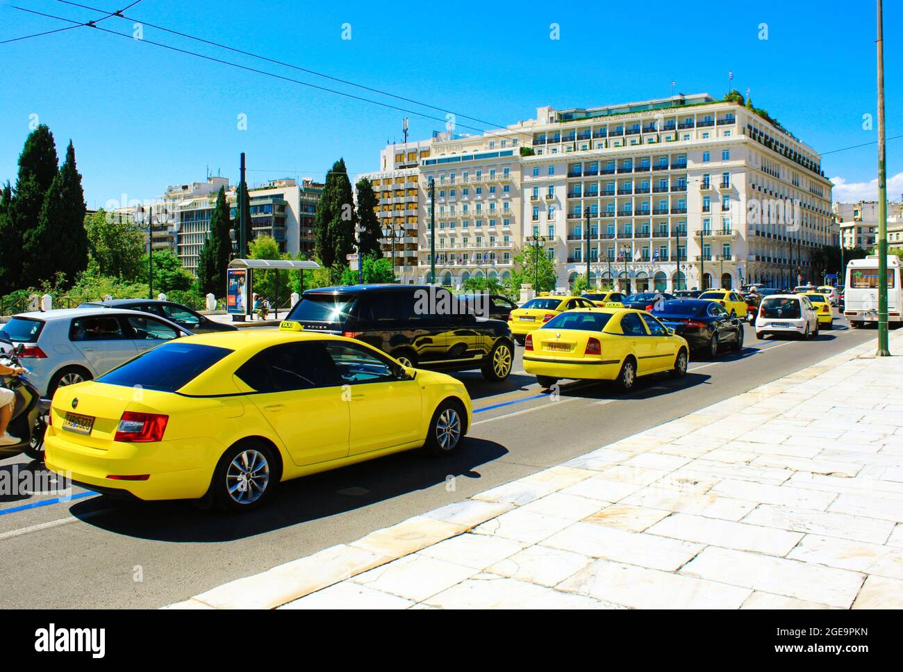 Griechenland, Athen, Juni 16 2020 - starker Verkehr auf der Amalias Avenue mit dem Hotel Grande Bretagne im Hintergrund. Stockfoto