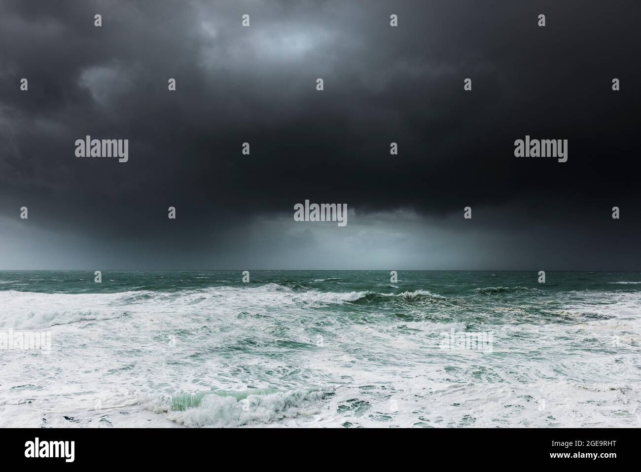 Dunkle, heftige, dramatische Sturmwolken über der Fistral Bay in Newquay in Cornwall. Stockfoto