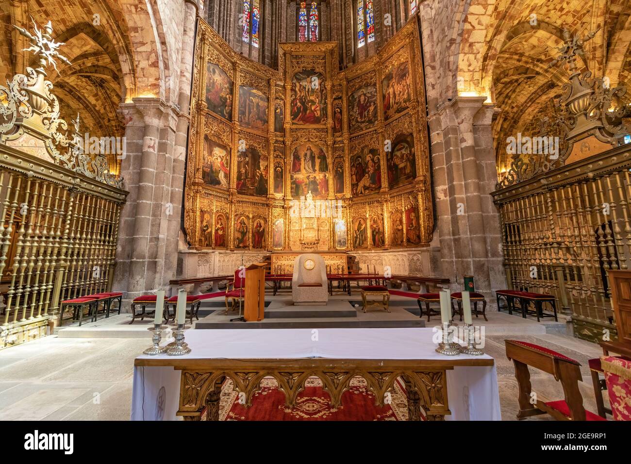 Avila, Spanien - 9. September 2017: Hauptaltar und Altarbild der Kathedrale des Erlösers (Catedral de Cristo Salvador), katholische Kirche in Avila in Stockfoto