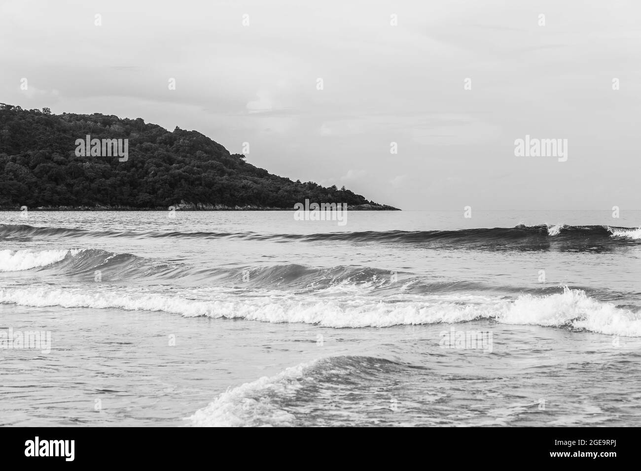 Schöner Strandhintergrund vor blauem Himmel in Phuket Thailand. Stockfoto