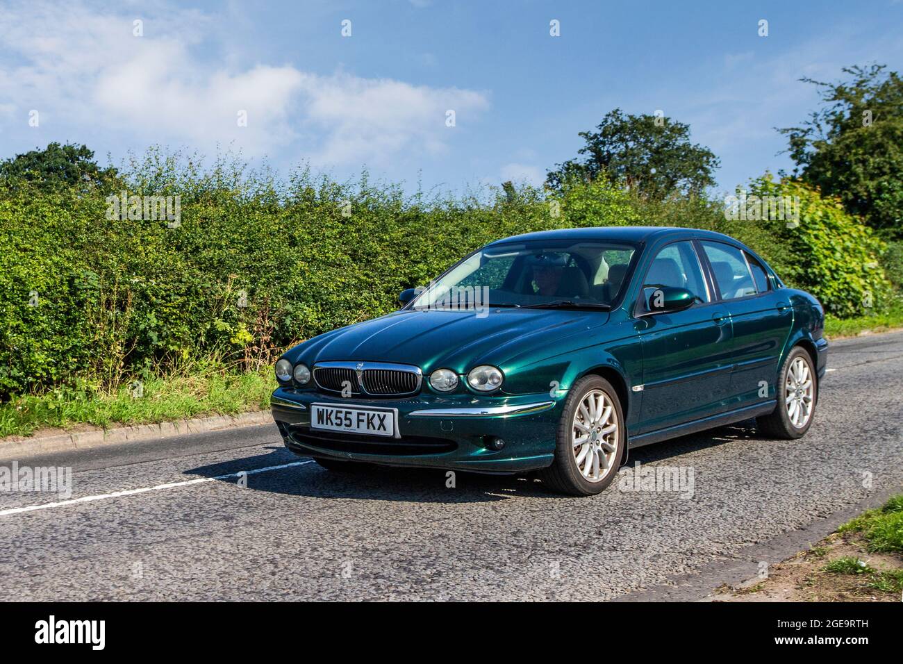 2005 grüne Jaguar SE 5-Gang-Schaltgetriebe 1998 ccm 4-DR-Limousine auf dem Weg zur Capesthorne Hall Classic Car Show im Juli, Ceshire, Großbritannien Stockfoto