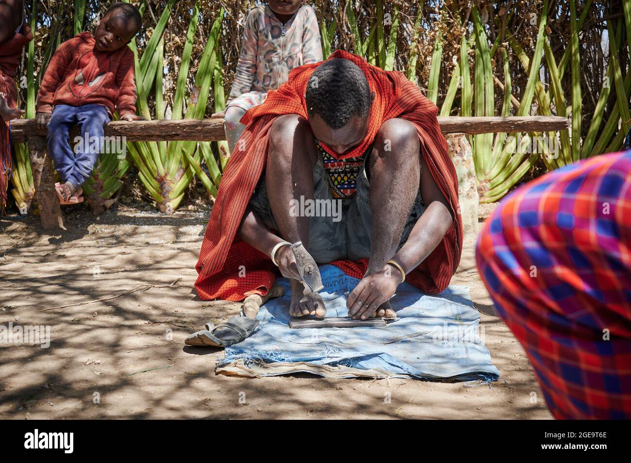 Einheimische aus dem Datoga-Stamm schmieden Pfeile, Lake Eyasi, Tansania, Afrika Stockfoto