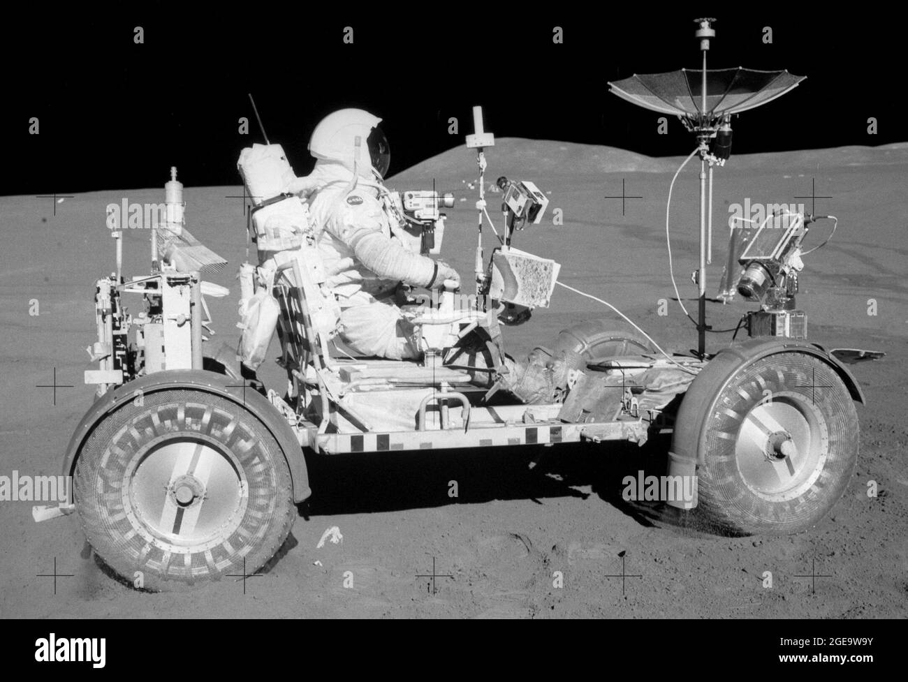 Dieses Foto wurde während der Apollo 15-Mission auf der Mondoberfläche aufgenommen. Astronaut David R. Scott wartet im Lunar Roving Vehicle (LRV) auf Astronaut James Irwin für die Rückfahrt zur Mondlandefähre Falcon, mit Steinen und Erde, die in der Nähe des Landeplatzes Hadley-Apernine gesammelt wurden. Der Apollo 15 war die erste Mission, die den LRV verwendete. Das mit Batterie betriebene leichte Elektroauto hat die Reichweite der Mobilität und Produktivität auf den wissenschaftlichen Traversen für Astronauten erheblich erhöht. Es wog 462 Pfund (77 Pfund auf dem Mond) und konnte zwei geeignete Astronauten, ihre Ausrüstung und Kameras, und tragen Stockfoto