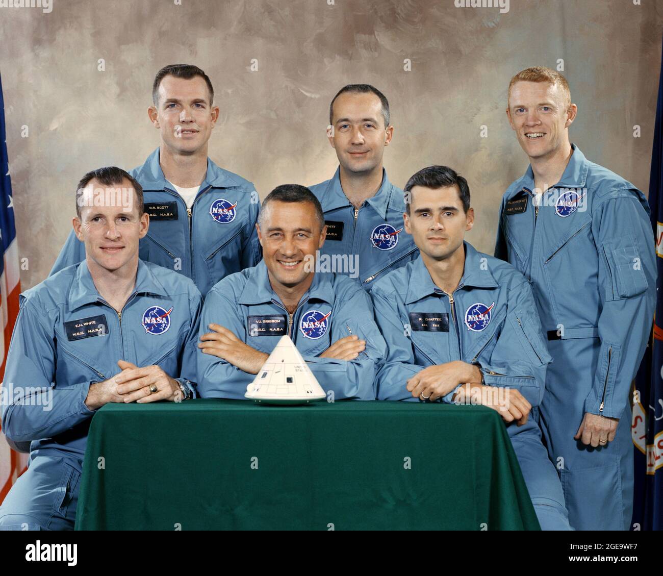 (1. April 1966) --- die National Aeronautics and Space Administration (NASA) hat diese Astronauten zur Hauptmannschaft des ersten bemannten Apollo-Weltraumfluges ernannt. Von links nach rechts sind Edward H. White II, Kommandomodulpilot; Virgil I. Grissom, Missionskommandant; und Roger B. Chaffee, Mondmodulpilot. In der zweiten Reihe sind die Apollo 1-Backup-Crew-Mitglieder, die Astronauten David R. Scott, James A. McDivitt und Russell L. Schweickart. ANMERKUNG DER REDAKTION: Die Astronauten Grissom, White und Chaffee verloren ihr Leben bei einem Brand am 27. Januar 1967 im Apollo CM während der Tests in Cape Canaveral. McDivitt, Scott und Sch Stockfoto