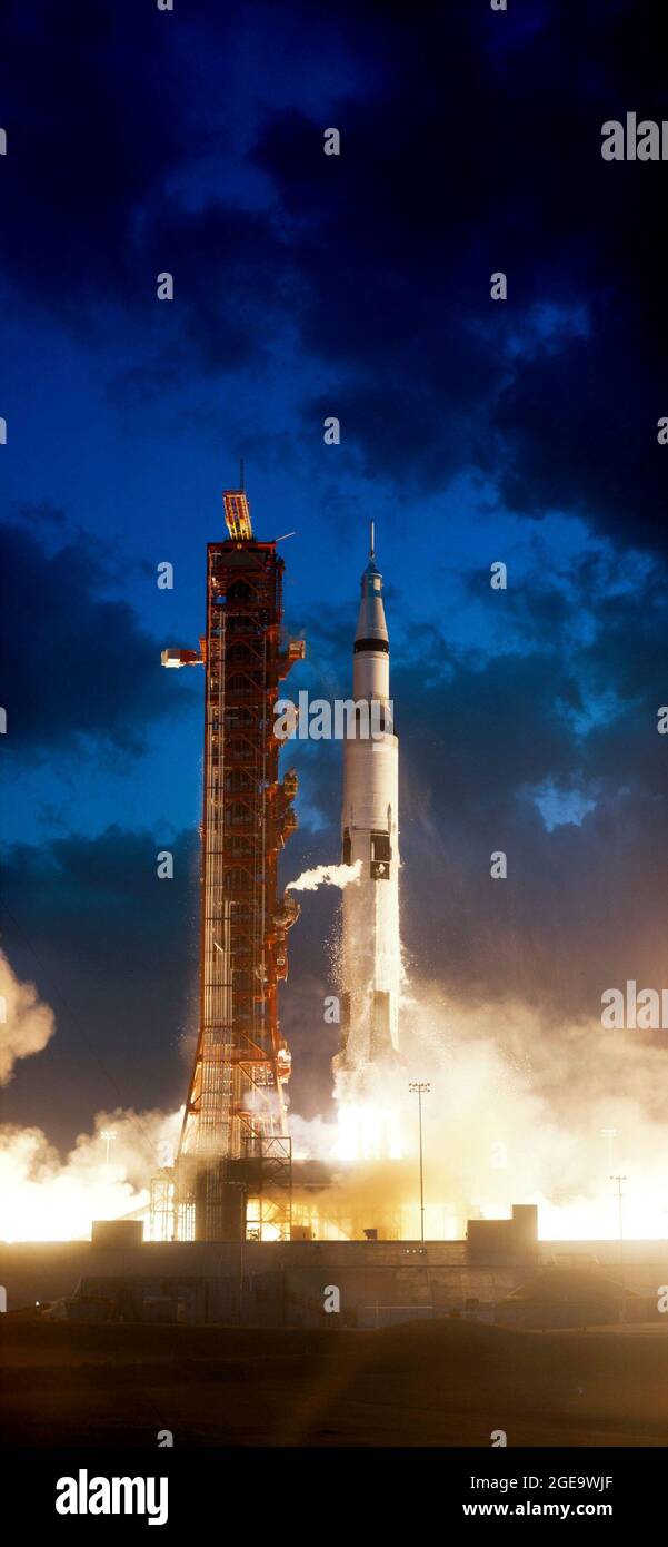 (9. November 1967) --- die Weltraummission Apollo 4 (Raumsonde 017/Saturn 501) startete von Pad A, Launch Complex 39, Kennedy Space Center, Florida. Der Start des riesigen 363 Meter hohen Apollo/Saturn V Raumfahrzeugs erfolgte am 9. November 1967 um 7:00:01 Uhr (EST). Zu den erfolgreichen Zielen der unbemannten Weltraummission Apollo 4 gehörten (1) Fluginformationen über die strukturelle Integrität und Kompatibilität von Trägerraketen und Raumfahrzeugen, Fluglasten, Bühnentrennung, Betrieb des Subsystems, Notfallerkennungssystem, Und (2) Bewertung des Hitzeschildes des Apollo Command Module unter Stockfoto