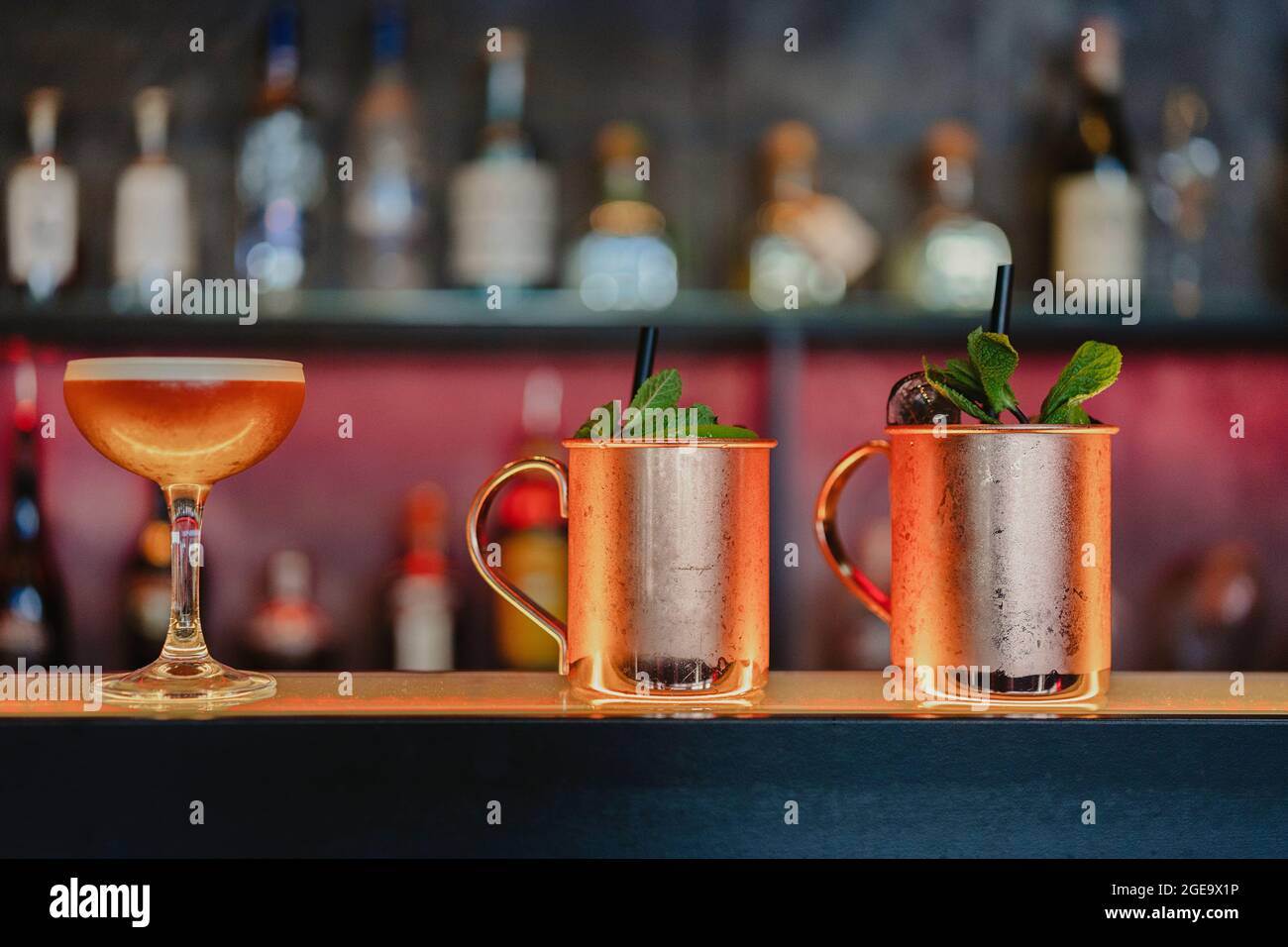 Moskauer Maultier- und saure Cocktails, serviert mit Glas mit Eiswürfeln an der Theke in der Bar Stockfoto