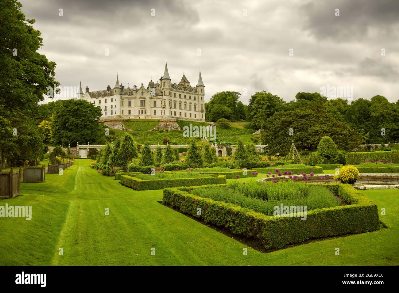 Blick von der Ecke der Gärten von Dunrobin Castle. Stockfoto