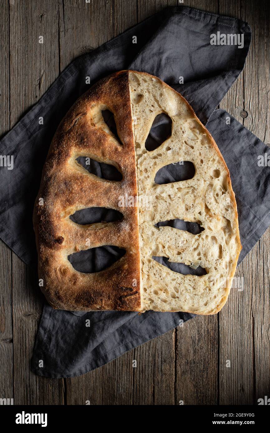 Draufsicht auf köstlichen Laib Brot auf Serviette auf Tisch gelegt Stockfoto