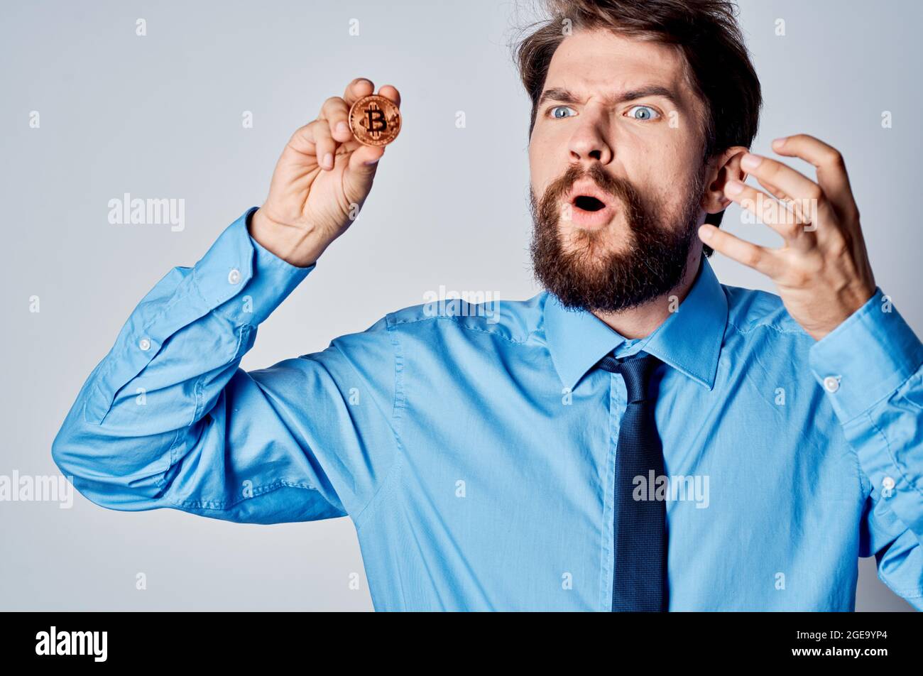 Fröhlicher Mann in einem Hemd mit Krawatte finanziert Arbeit Investition  virtuelles Geld Stockfotografie - Alamy