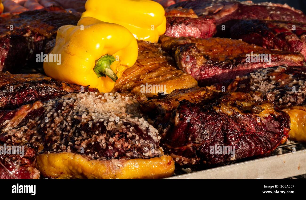 Verschiedene Schnitte von Roastbeef mit Zwiebeln gekrönt Stockfoto