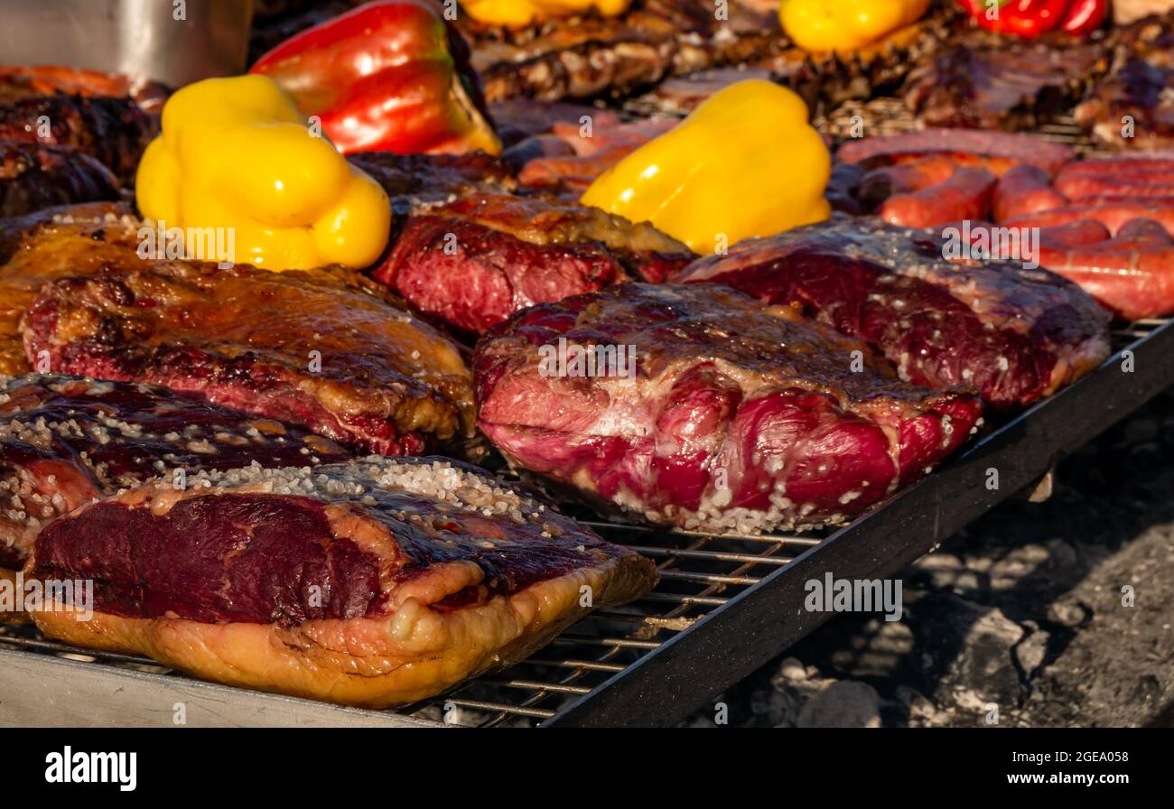 Verschiedene Schnitte von Roastbeef mit Zwiebeln gekrönt Stockfoto