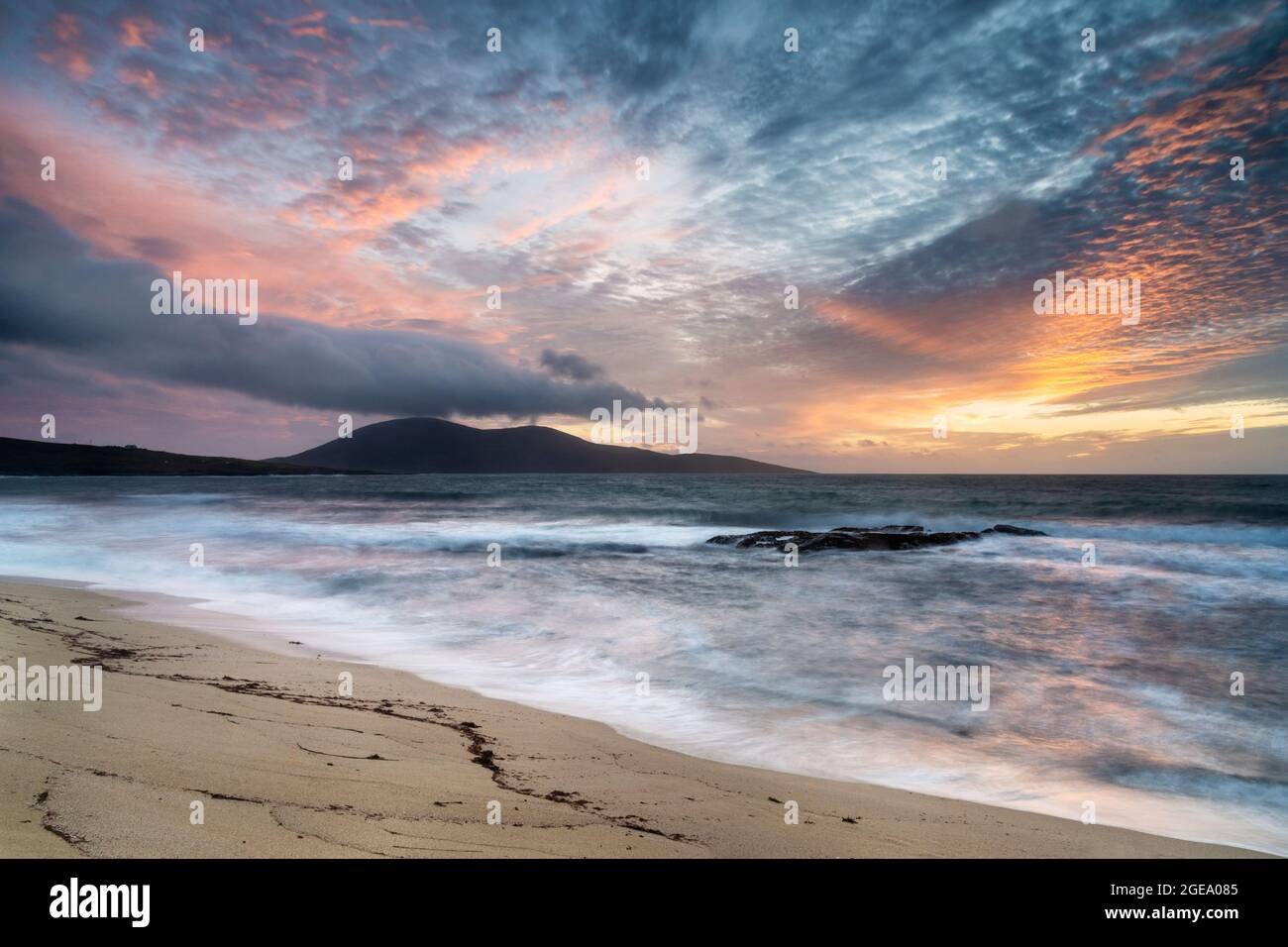 Sonnenuntergang über Toe Head vom Traigh Mor Strand. Stockfoto