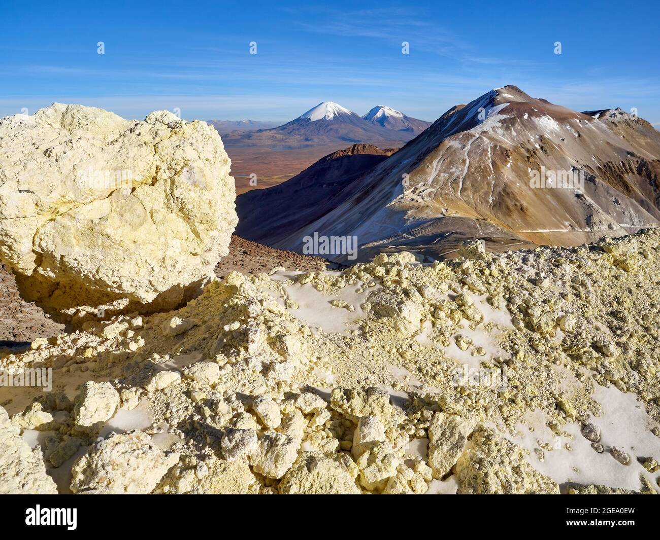 Blick über die Berge des Sajama National Park von den Hängen des Acotango. Stockfoto