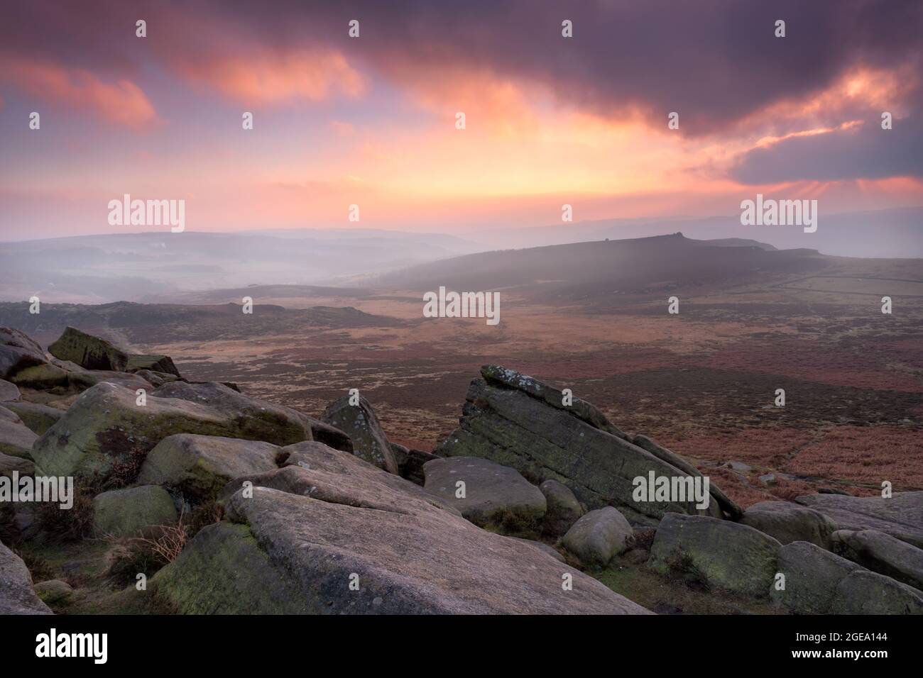 Blick von den Felsen des Higger Tors auf Surprise Blick bei Sonnenuntergang. Stockfoto