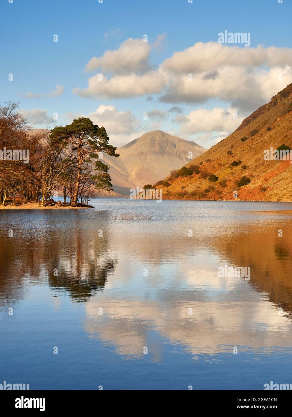 Reflexionen auf dem Wastwater See im Abendlicht. Stockfoto