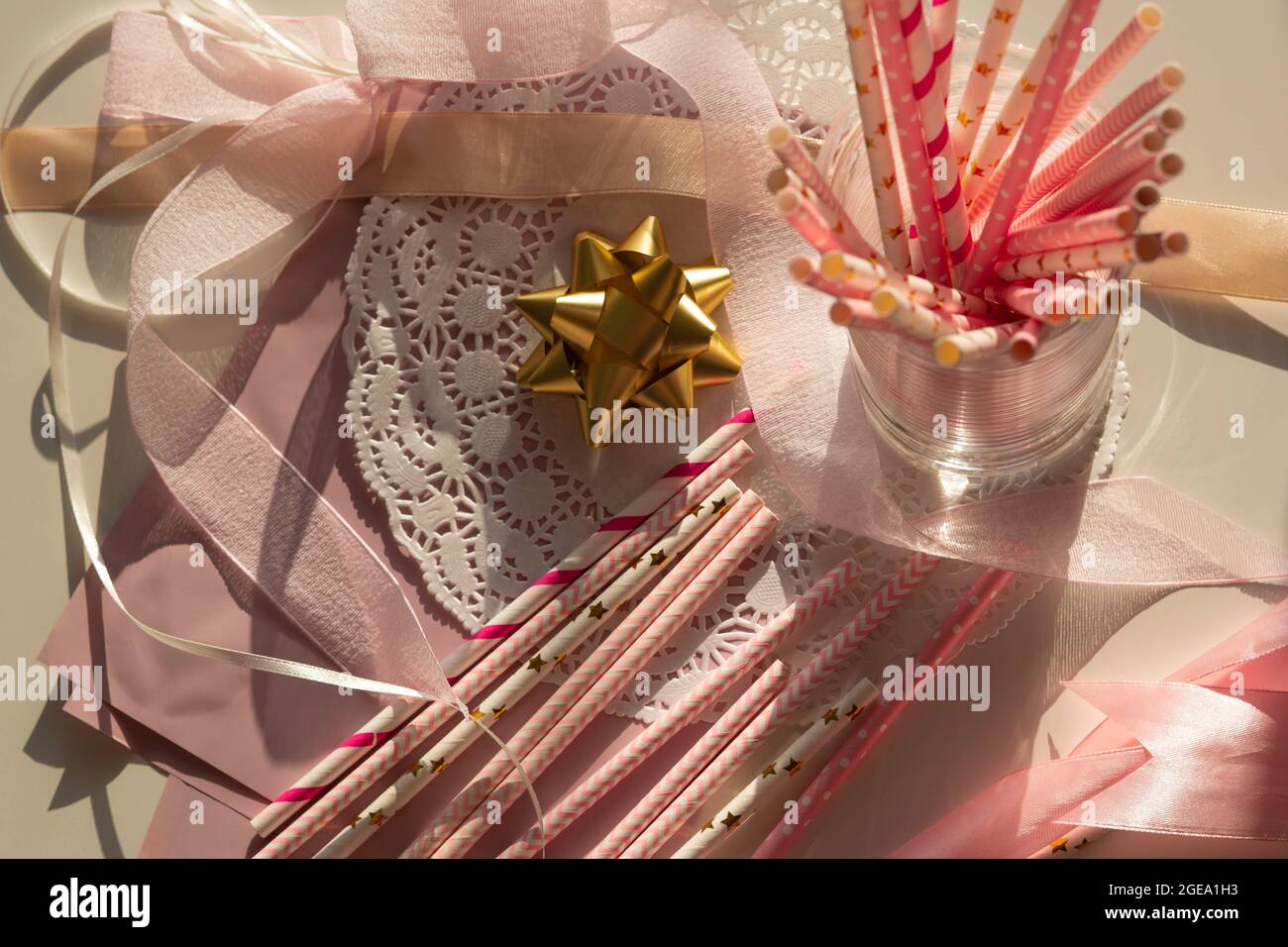 Draufsicht Dekor für Gender Reveal Party, neugeborenes Baby Dusche Konzept. Geburtstag des kleinen Mädchens. Stockfoto