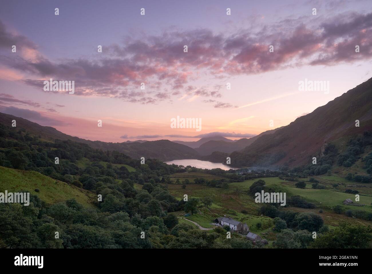 Blick entlang des Wertes zum Sonnenuntergang über dem Llyn Gwynant See. Stockfoto