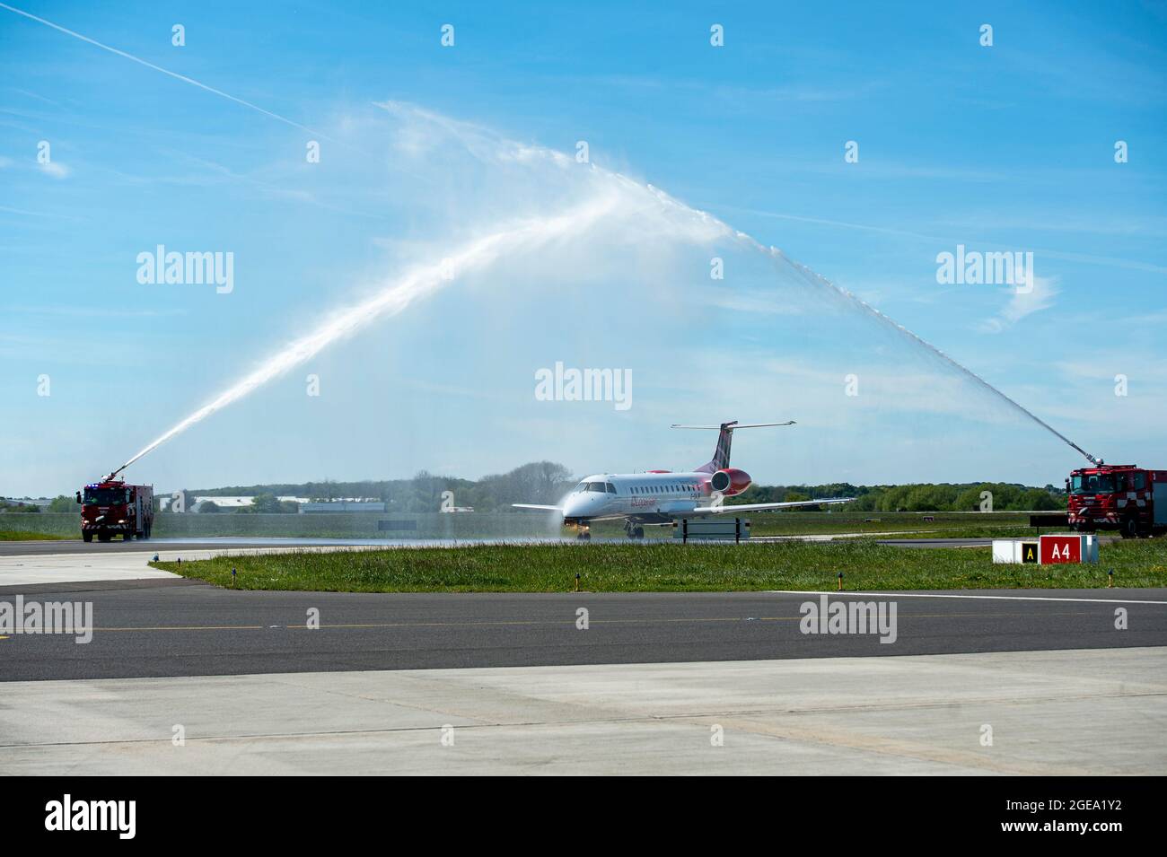 Ein Loganair-Pendlerjet, der durch einen Wasserbogen fährt, um die neue Route zum Londoner Flughafen Southend zu feiern. Stockfoto
