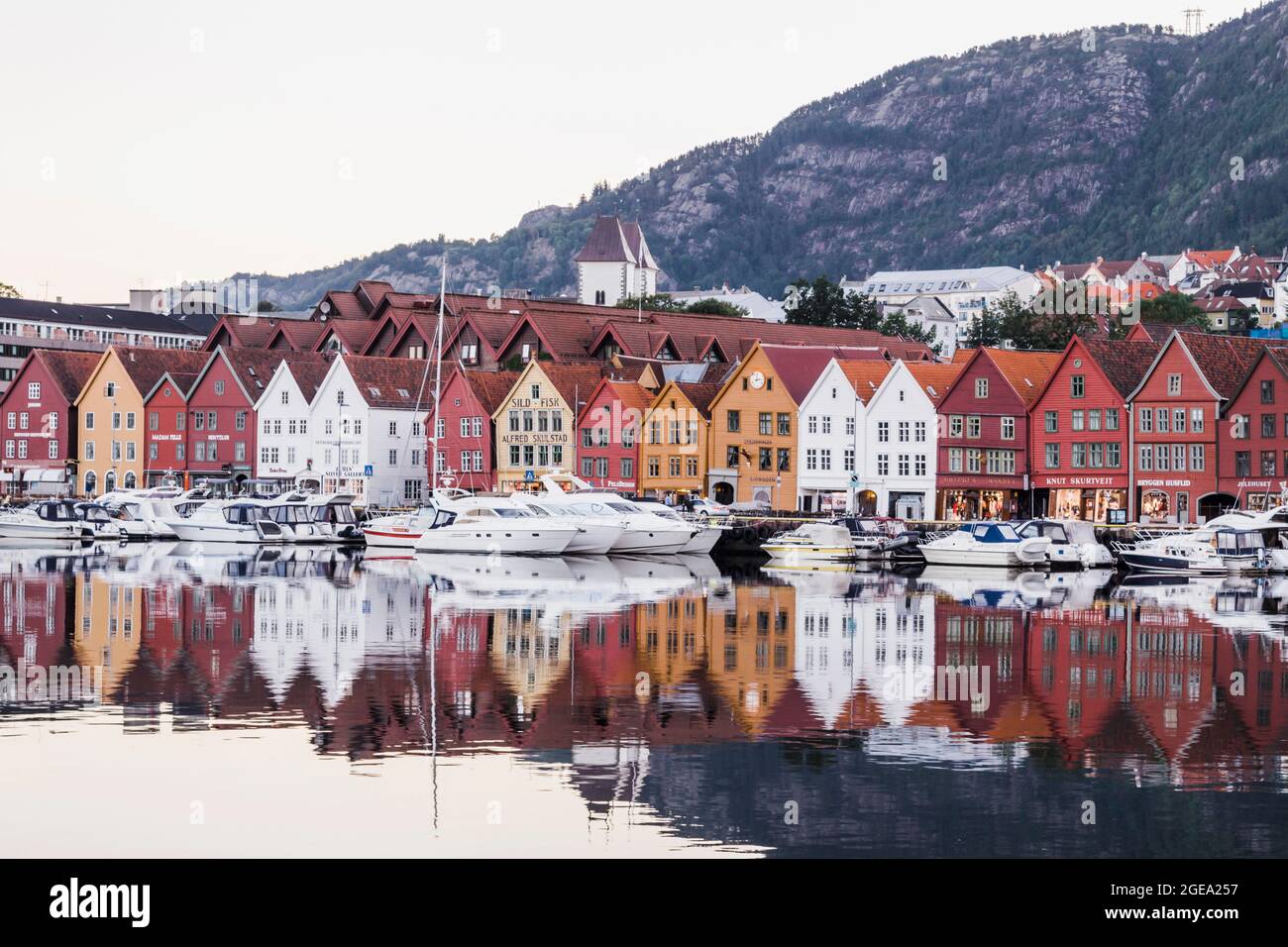 Bunte Holzgebäude am Hafen von Bergen. Stockfoto