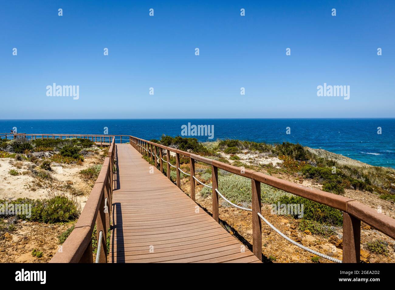 Holzwege am Atlantischen Ozean in Zambujeira do Mar, Naturpark Vicentina-Küste, Alentejo, Portugal Stockfoto