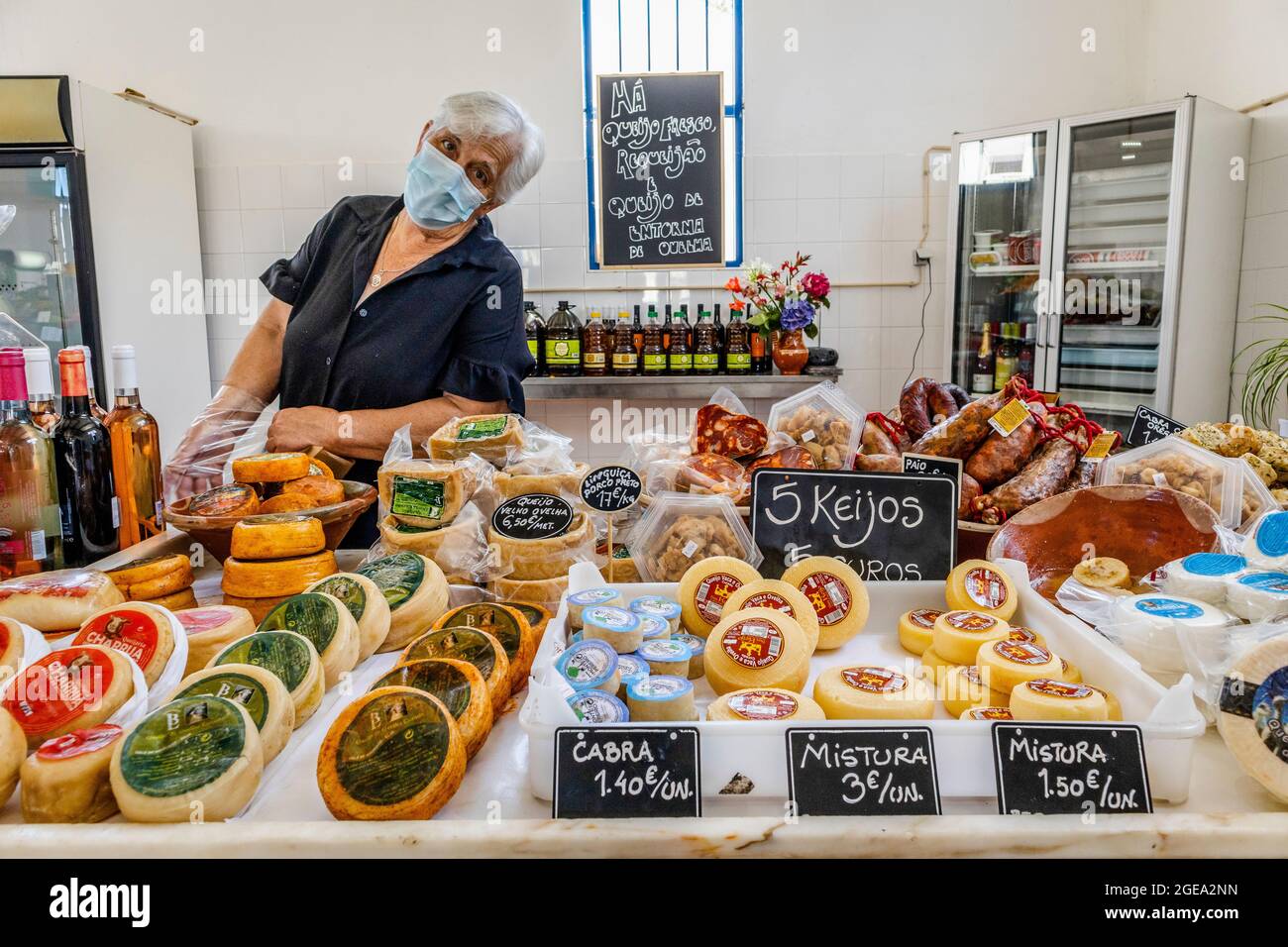 Zambujeira do Mar, Portugal - 28. Juni 2021: Verkäufer auf dem städtischen Markt mit lokalen Produkten wie Käse, Fleisch, Wein und mehr Stockfoto