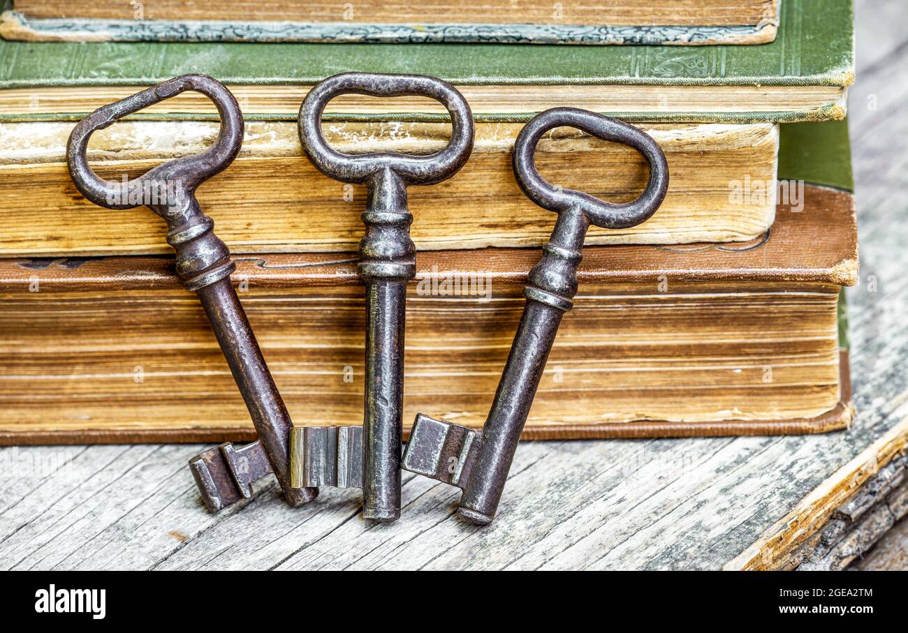 Escape Room Spiel Konzept, alte Vintage-Schlüssel und Bücher Stockfoto