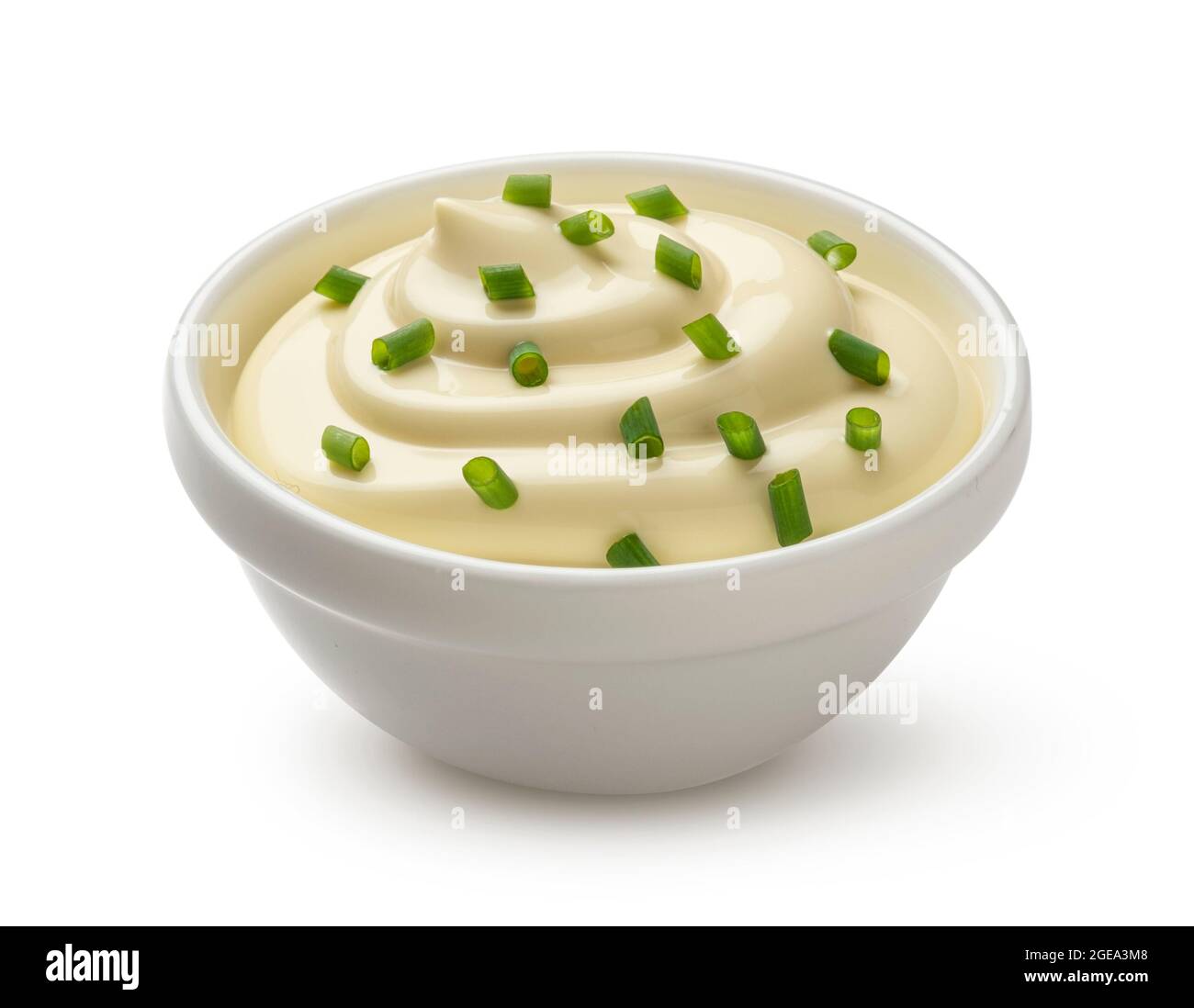 Saure Creme mit Zwiebel auf weißem Hintergrund Stockfoto