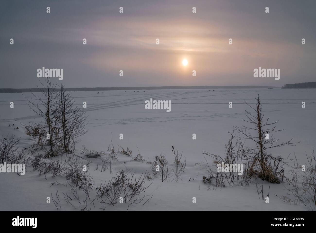 Eis-Fischerzelte weit draußen auf einem gefrorenen See im Uralgebirge in Russland. Stockfoto