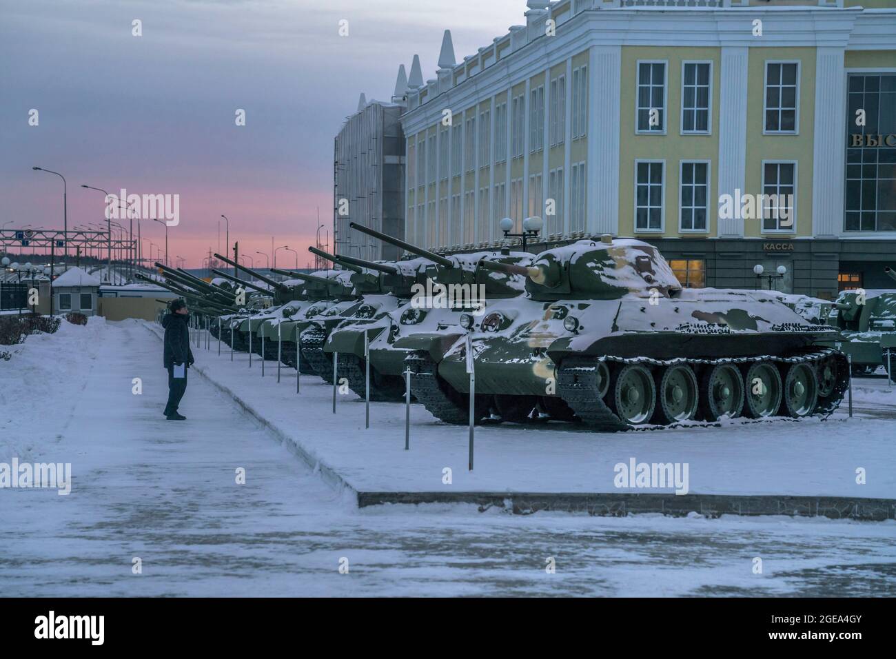 Reihen des Zweiten Weltkriegs T-34-Panzer der Ära zwei sind Teil einer der größten Sammlungen historischer militärischer Ausrüstung der Welt in Jekaterinburg in Russland. Stockfoto