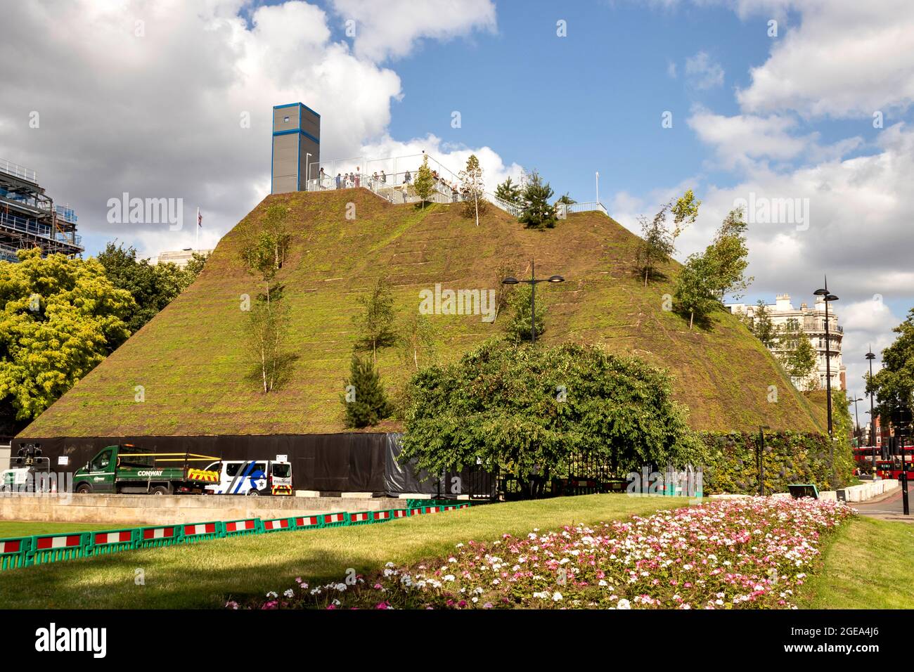 LONDONER MARMORBOGEN UMHALLT MENSCHEN AUF DER AUSSICHTSPLATTFORM UND EIN SOMMERBLUMENBETT Stockfoto