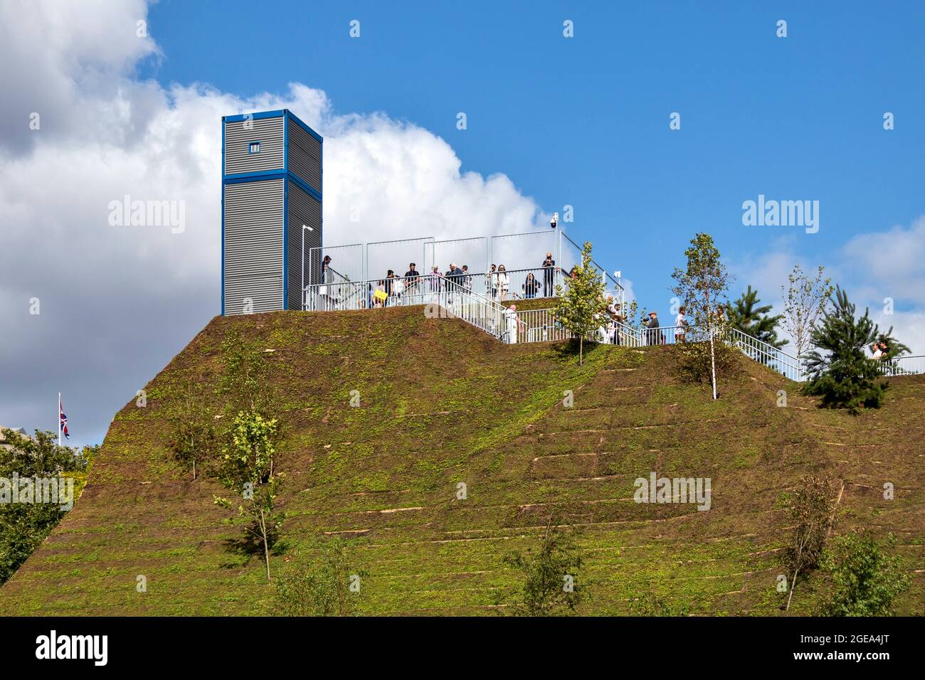 DER LONDONER MARMORBOGEN UMRAGT DIE MENSCHEN AUF DER AUSSICHTSPLATTFORM MIT EINEM BLAUEN HIMMEL IM SOMMER Stockfoto