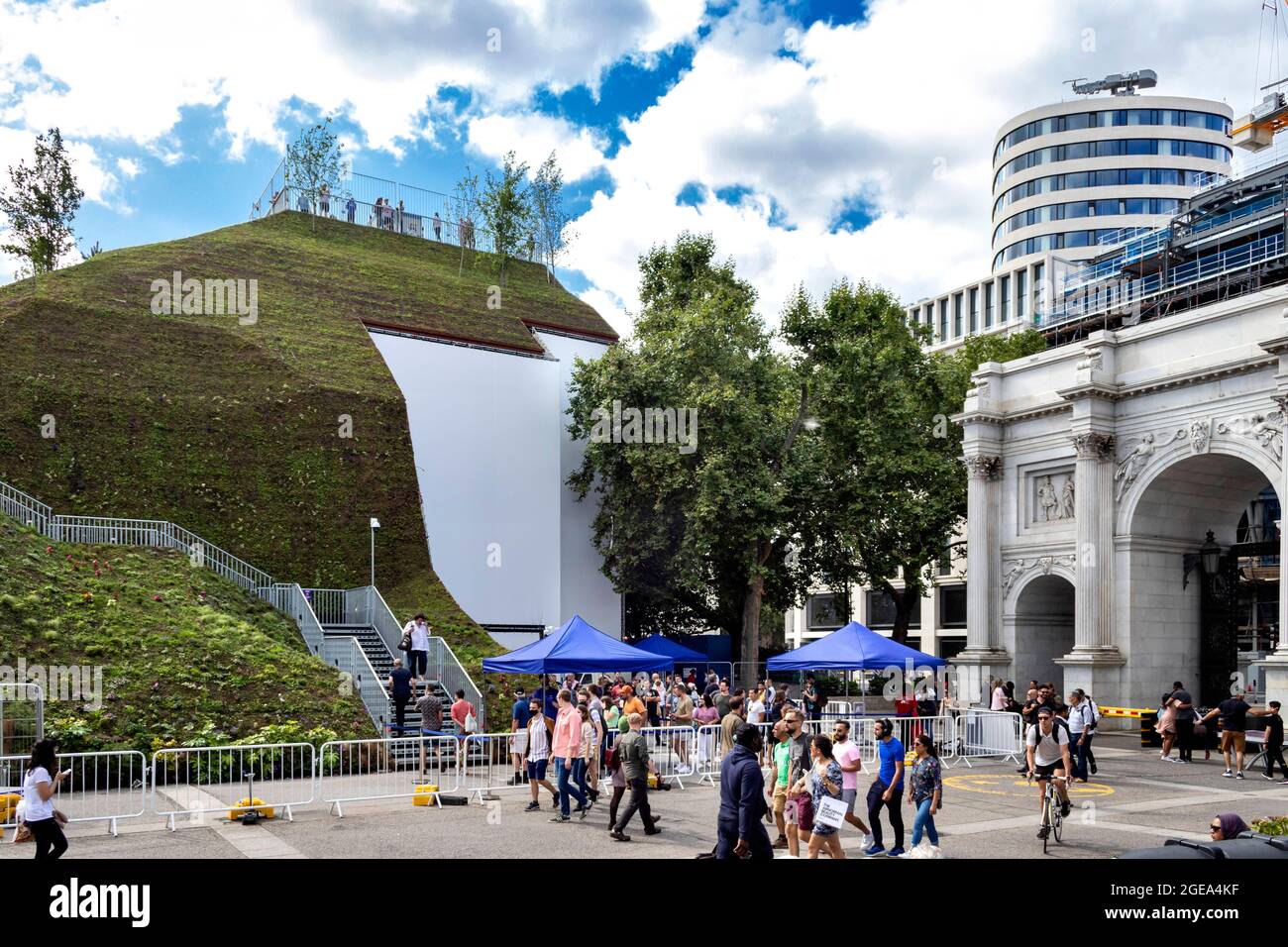 LONDONER MARMORBOGENHÜGEL MENSCHEN, DIE SCHLANGE STEHEN, UM DIE TREPPE NACH OBEN ZU STEIGEN Stockfoto
