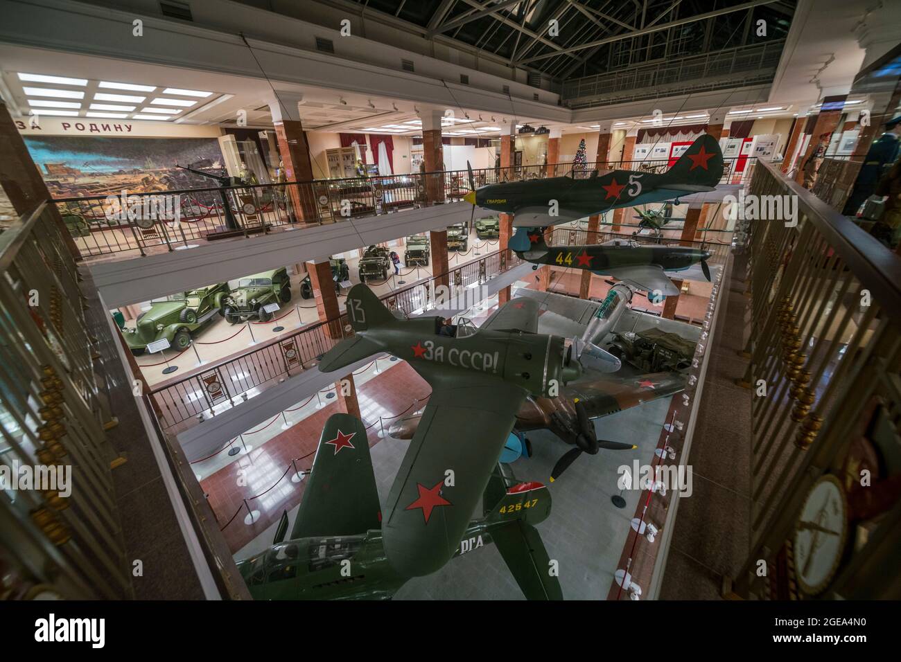 Sowjetische Flugzeuge aus der zweiten Ära des Zweiten Weltkriegs hängen in einem Kriegsmuseum in Jekaterinburg in Russland in einem anmutigen Festflug von der Decke. Stockfoto