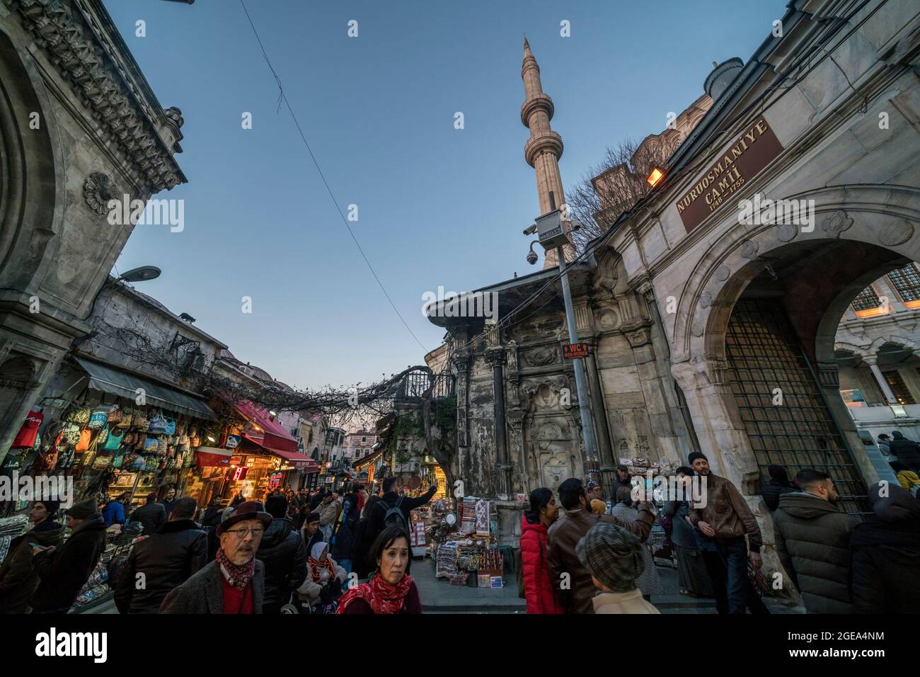 Mit 61 überdachten Straßen und über 4000 Geschäften ist der große Basar in Istanbul einer der größten und ältesten überdachten Märkte der Welt. Stockfoto