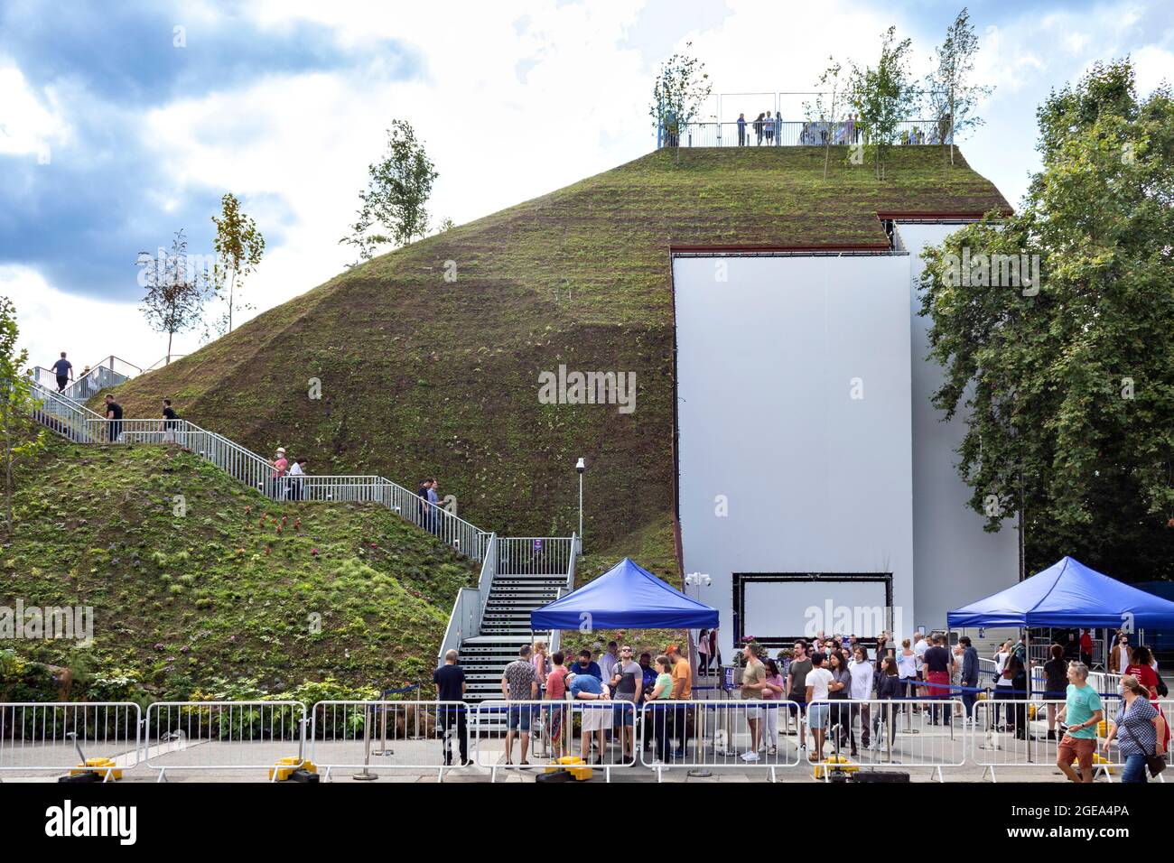 LONDONER MARMORBOGENHÜGEL MENSCHEN WARTEN DARAUF, DIE TREPPE NACH OBEN ZU STEIGEN Stockfoto