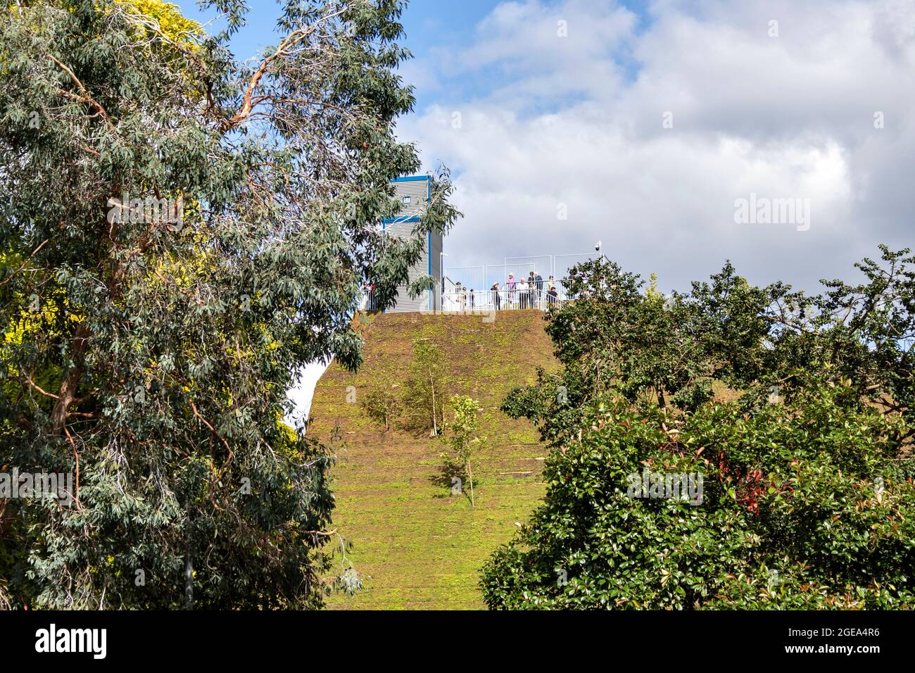 DER LONDONER MARMORBOGEN HÜGT MEHRERE MENSCHEN AUF DER AUSSICHTSPLATTFORM ZWISCHEN DEN BÄUMEN Stockfoto