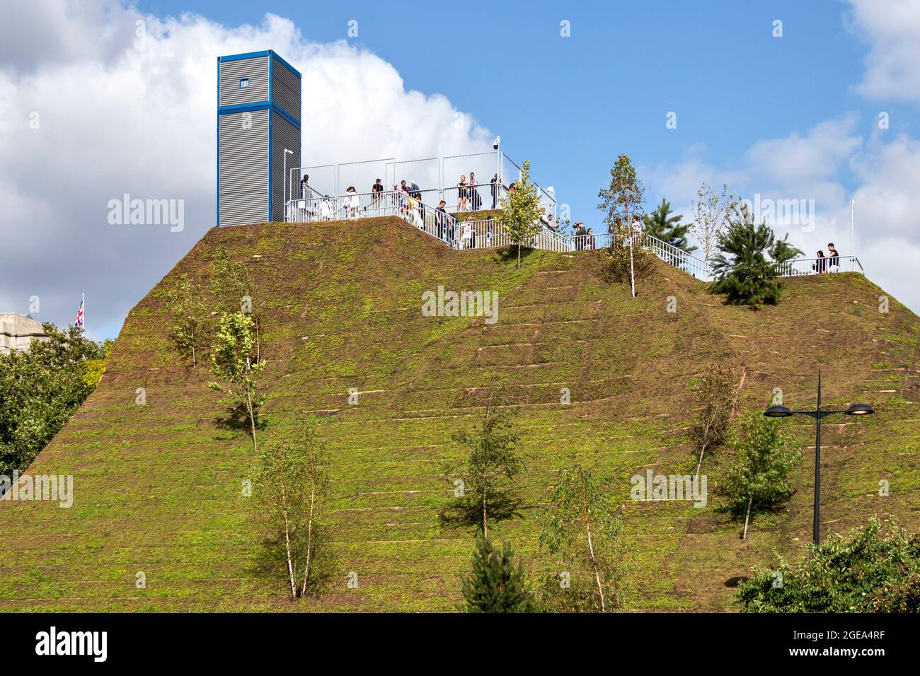 DER LONDONER MARMORBOGEN UMRAGT MEHRERE MENSCHEN AUF DER AUSSICHTSPLATTFORM MIT EINEM BLAUEN HIMMEL IM SOMMER Stockfoto