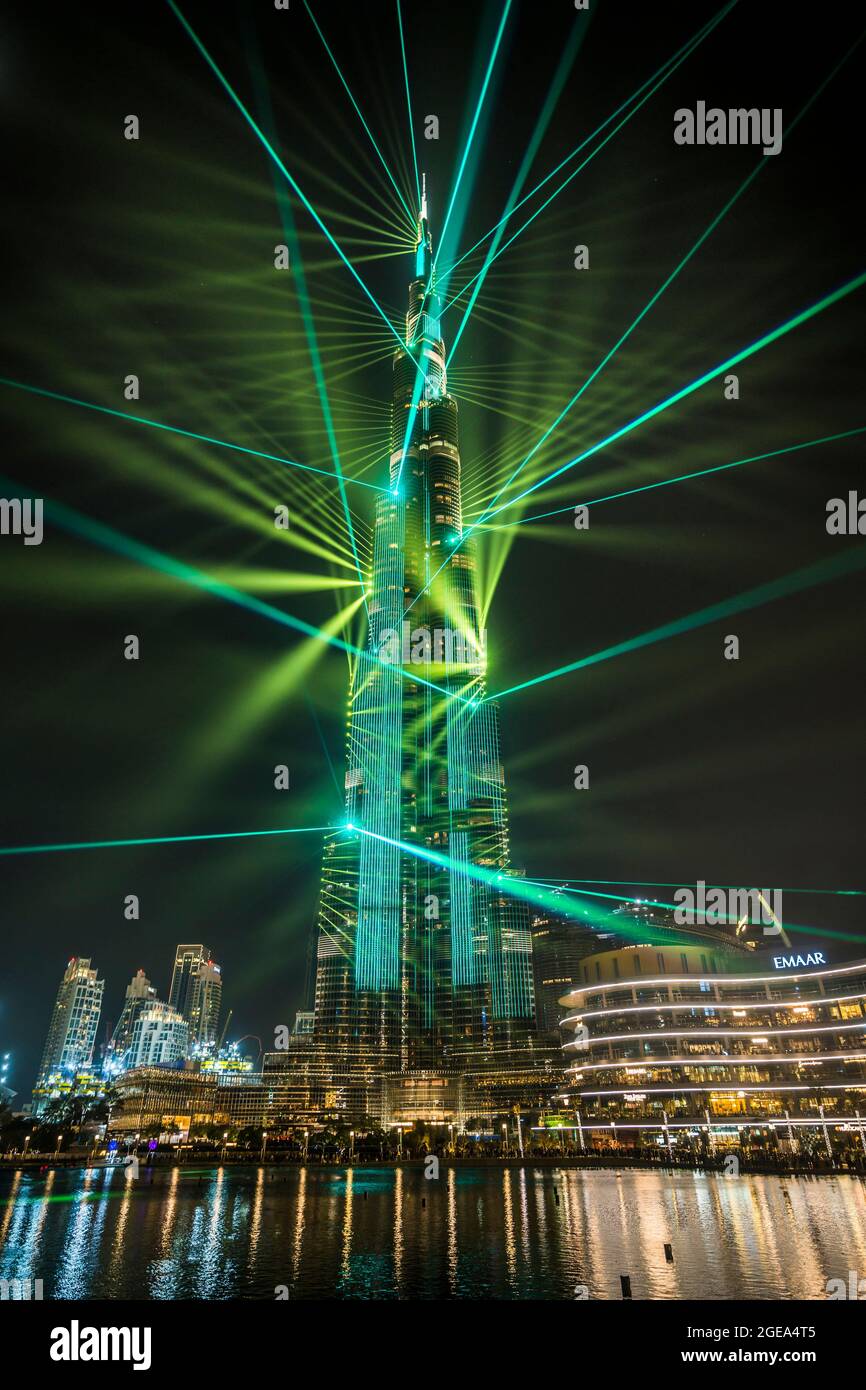 Zur Feier des neuen Jahres strahlen Laserlichter aus dem höchsten Gebäude der Welt in Dubai in den Vereinigten Arabischen Emiraten in alle Richtungen. Stockfoto