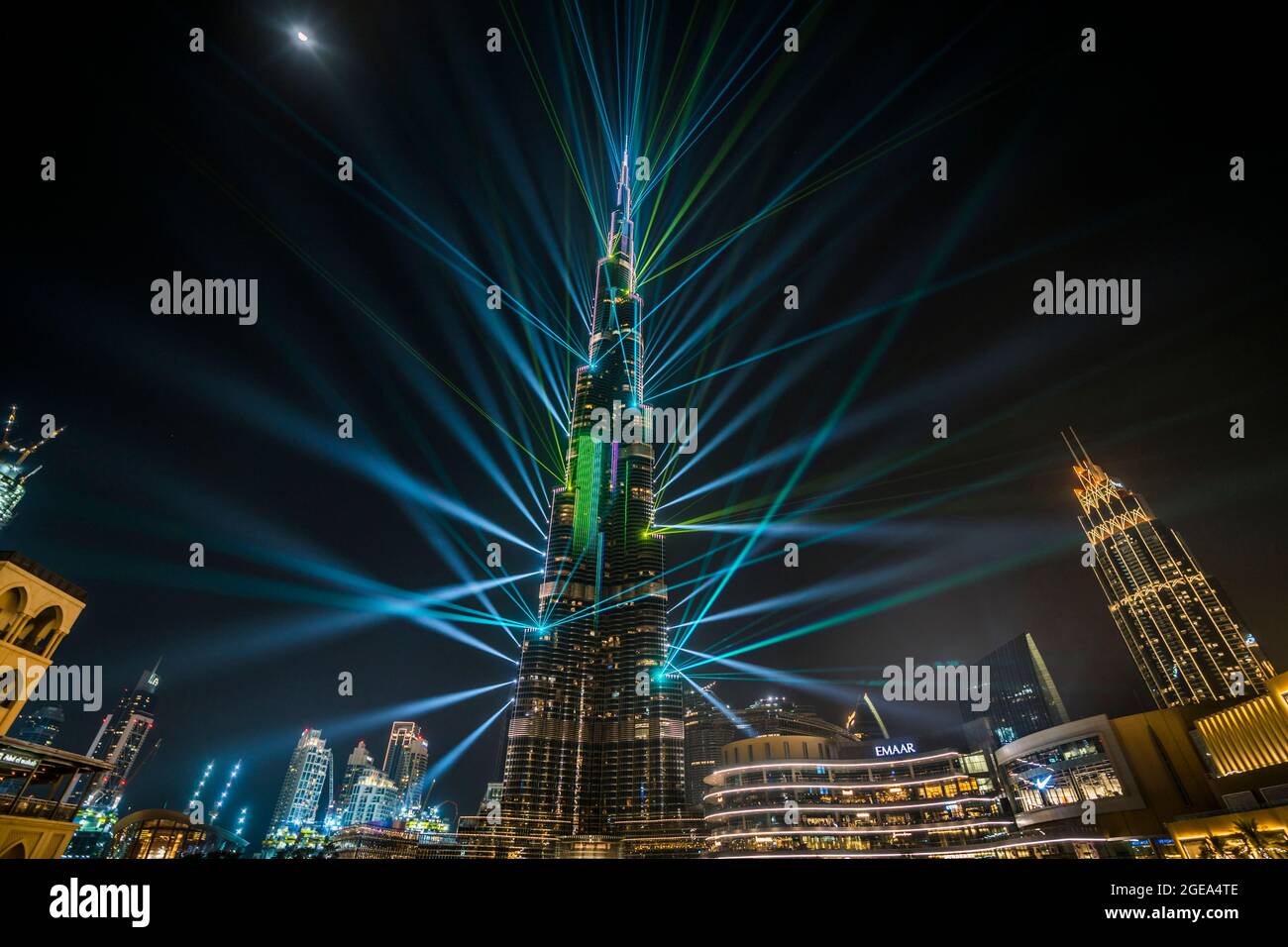 Zur Feier des neuen Jahres strahlen Laserlichter aus dem höchsten Gebäude der Welt in Dubai in den Vereinigten Arabischen Emiraten in alle Richtungen. Stockfoto