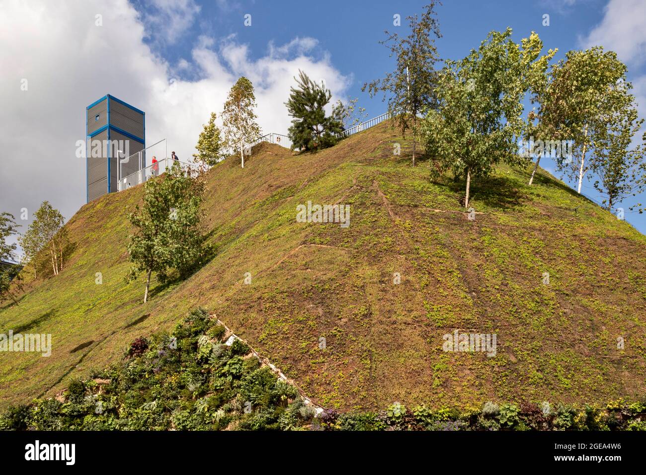 LONDONER MARMORBOGEN DER FAST VOLLSTÄNDIGE HÜGEL IM AUGUST MIT EINEM BLAUEN HIMMEL Stockfoto