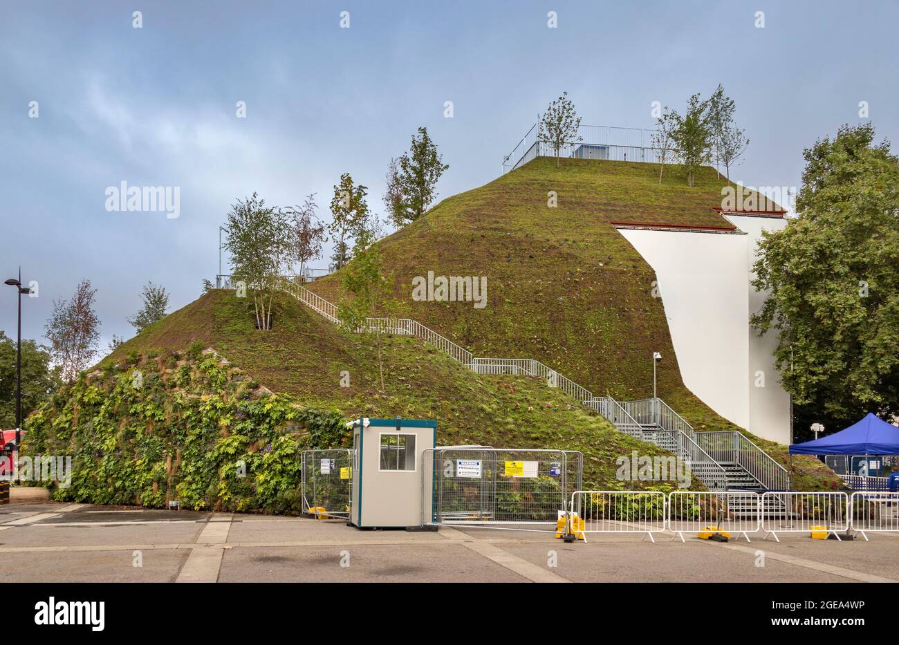 AM FRÜHEN MORGEN HÜGELTEN LONDONER MARMORBÖGEN DEN HÜGEL OHNE MENSCHEN Stockfoto