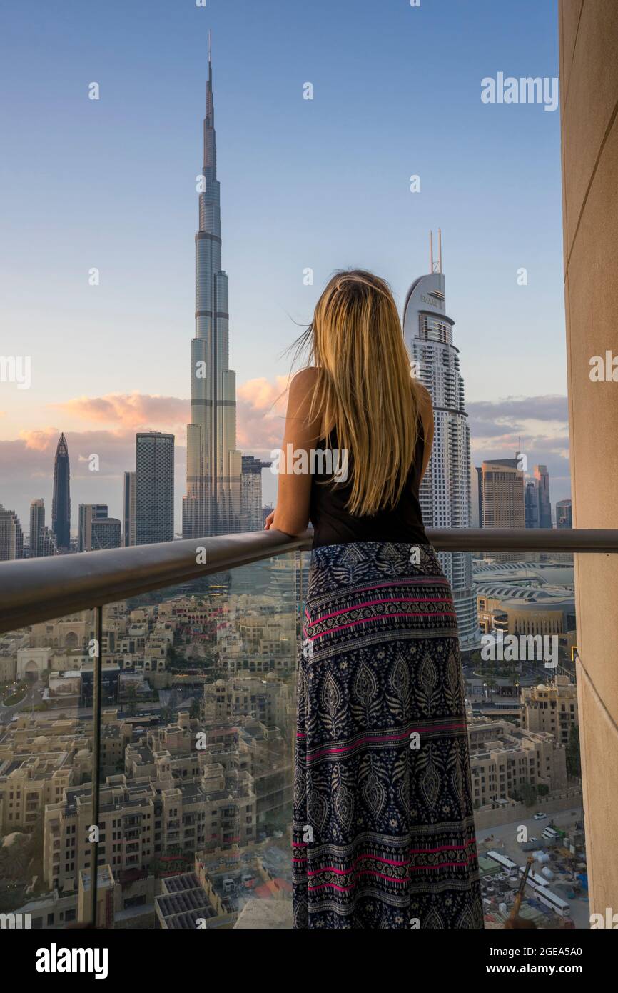 Eine Frau steht vom Balkon ihrer Wohnung in Dubai. Stockfoto