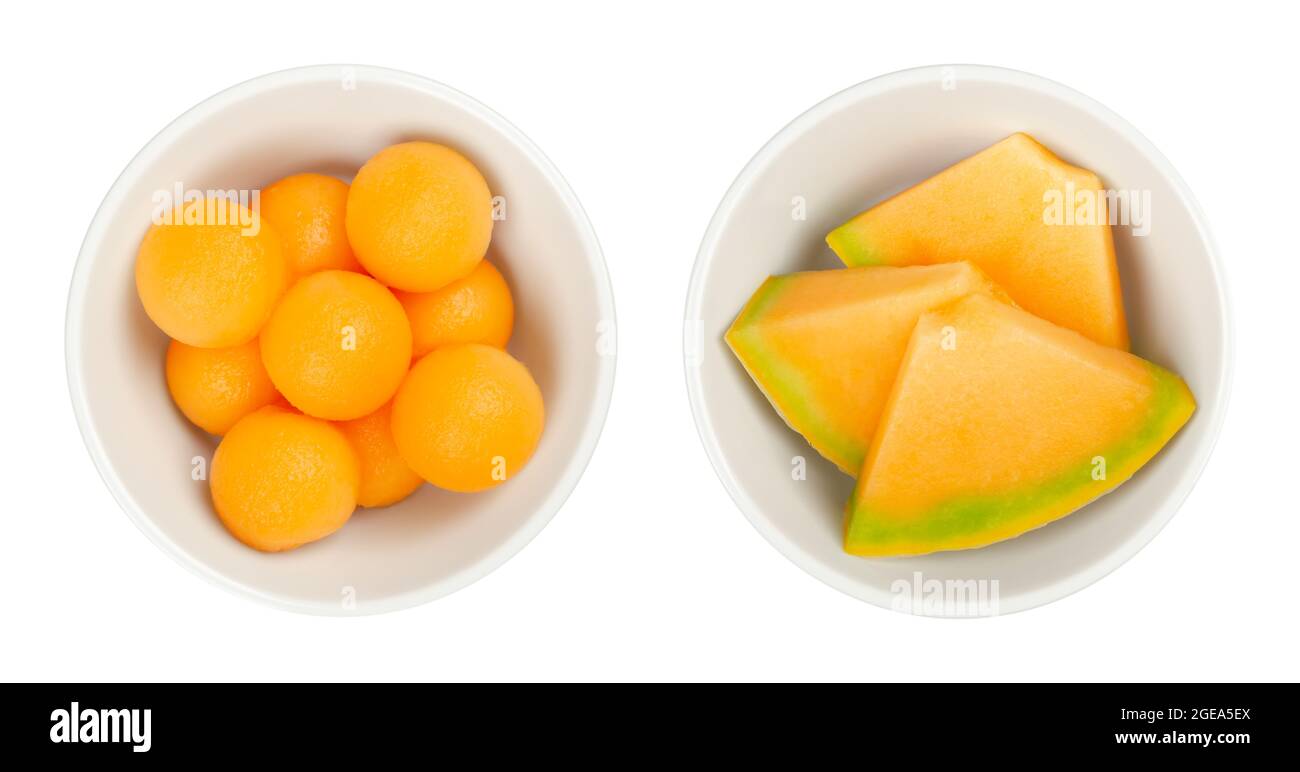 Honigmelonenscheiben und -Kugeln aus Cantaloupe, in weißen Schalen. Frisch ausgeschnittene Kugeln und dreieckige Stücke einer süßen, reifen Frucht. Stockfoto