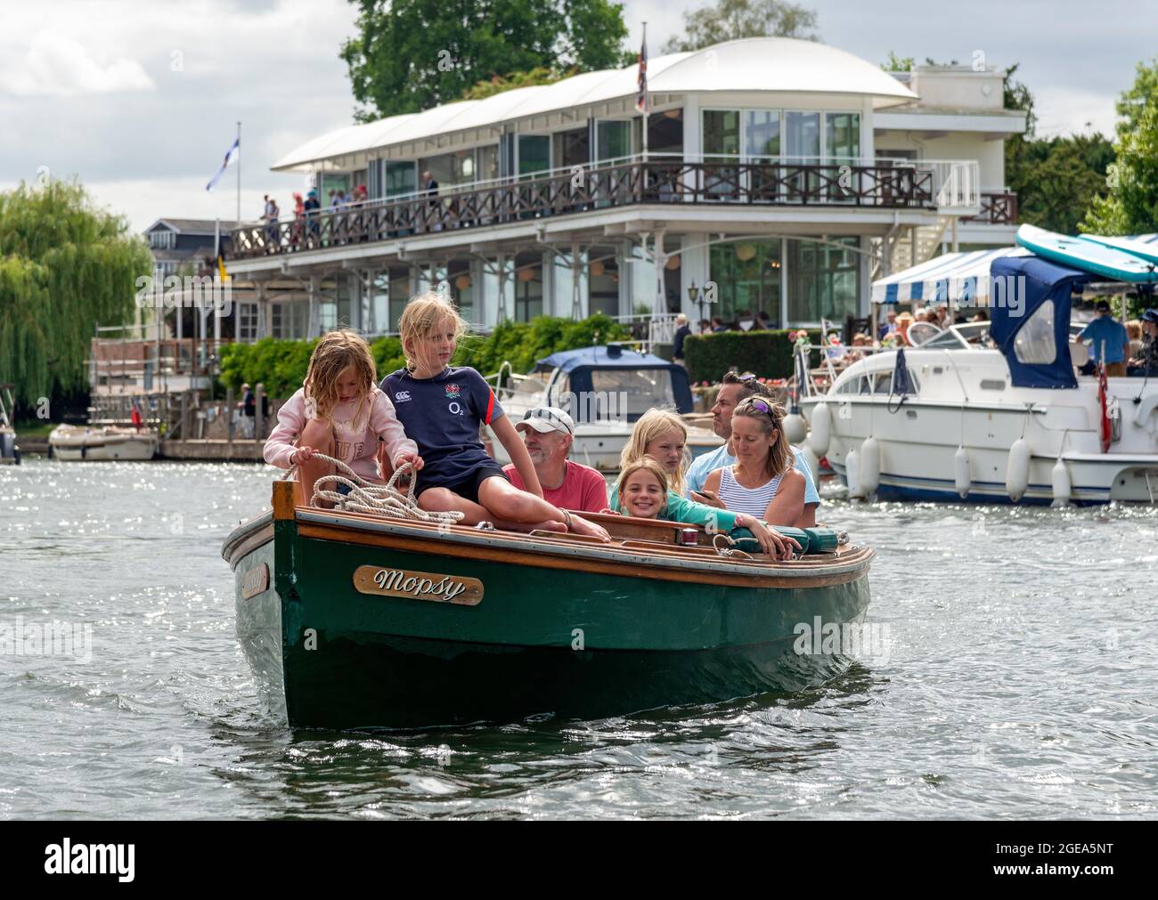 Familie mit Kindern auf der Themse während der Henley Royal Regatta, Henley-on-Thames, Oxfordshire, England, Großbritannien Stockfoto