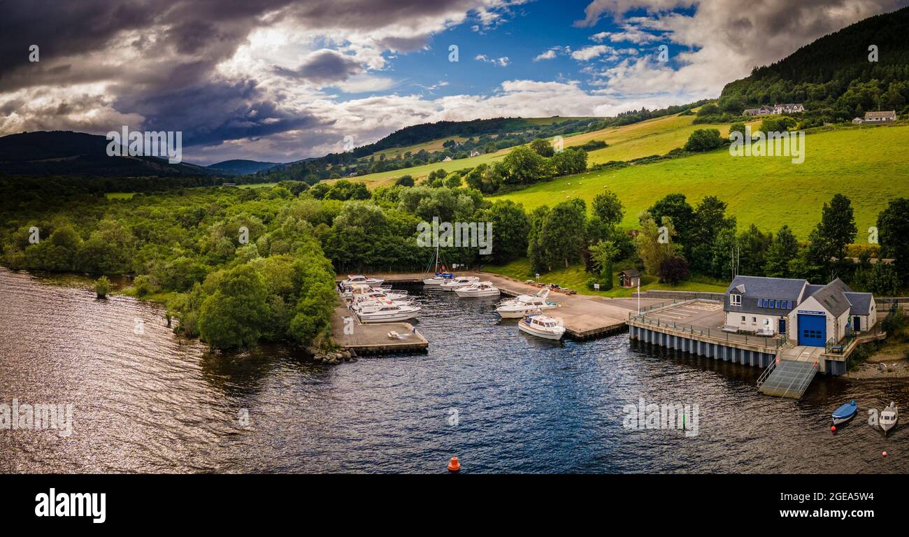Nachdem ich meine Besucher (einen Freund von meiner alten Hippy School Days und seiner Familie) abgesetzt hatte, schickte ich die Drohne hoch, um ein schnelles Panorama des kleinen harbou zu bekommen Stockfoto