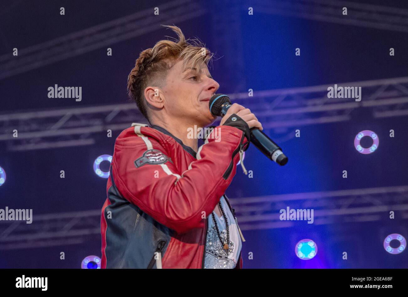 Berlin, Deutschland. August 2021. Die Sängerin Franca Morgano von Magic Affair live bei den Olympischen Spielen der 90er Jahre 2021 in den Lubars Fields. Quelle: Nico Schimmelpfennig/dpa-Zentralbild/ZB/dpa/Alamy Live News Stockfoto