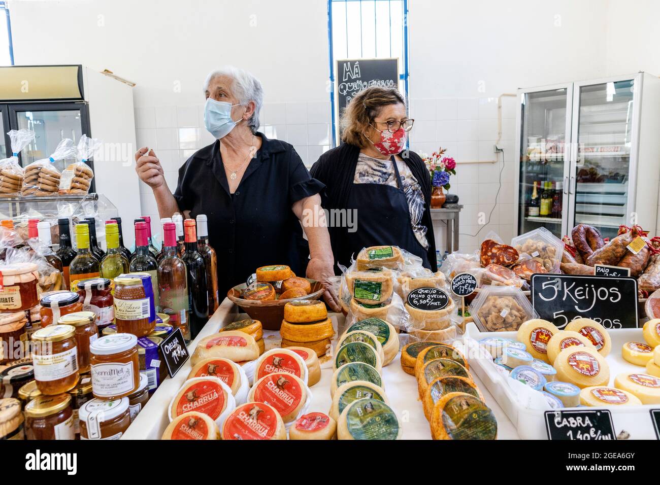 Zambujeira do Mar, Portugal - 28. Juni 2021: Verkäufer auf dem städtischen Markt mit lokalen Produkten wie Käse, Fleisch, Wein und mehr Stockfoto