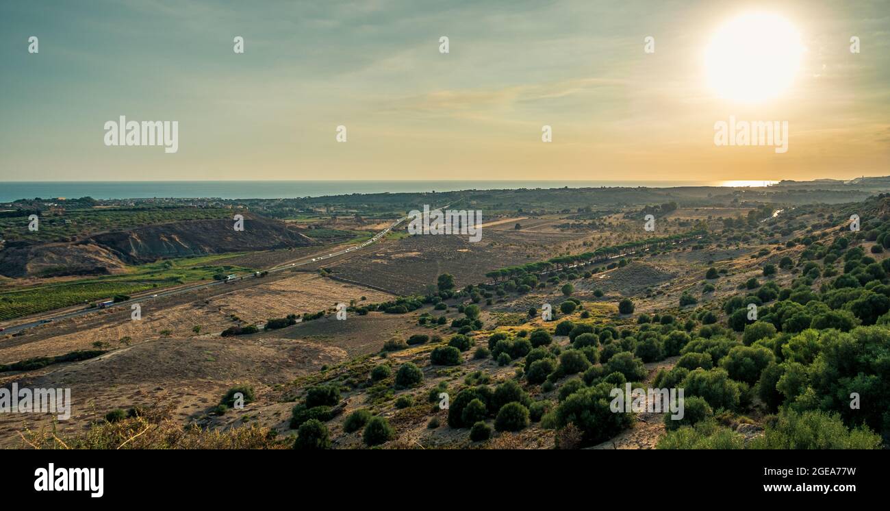 Landschaft bei Arigento im Sommer bei Sonnenuntergang. Agrigento, Sizilien, Italien Stockfoto
