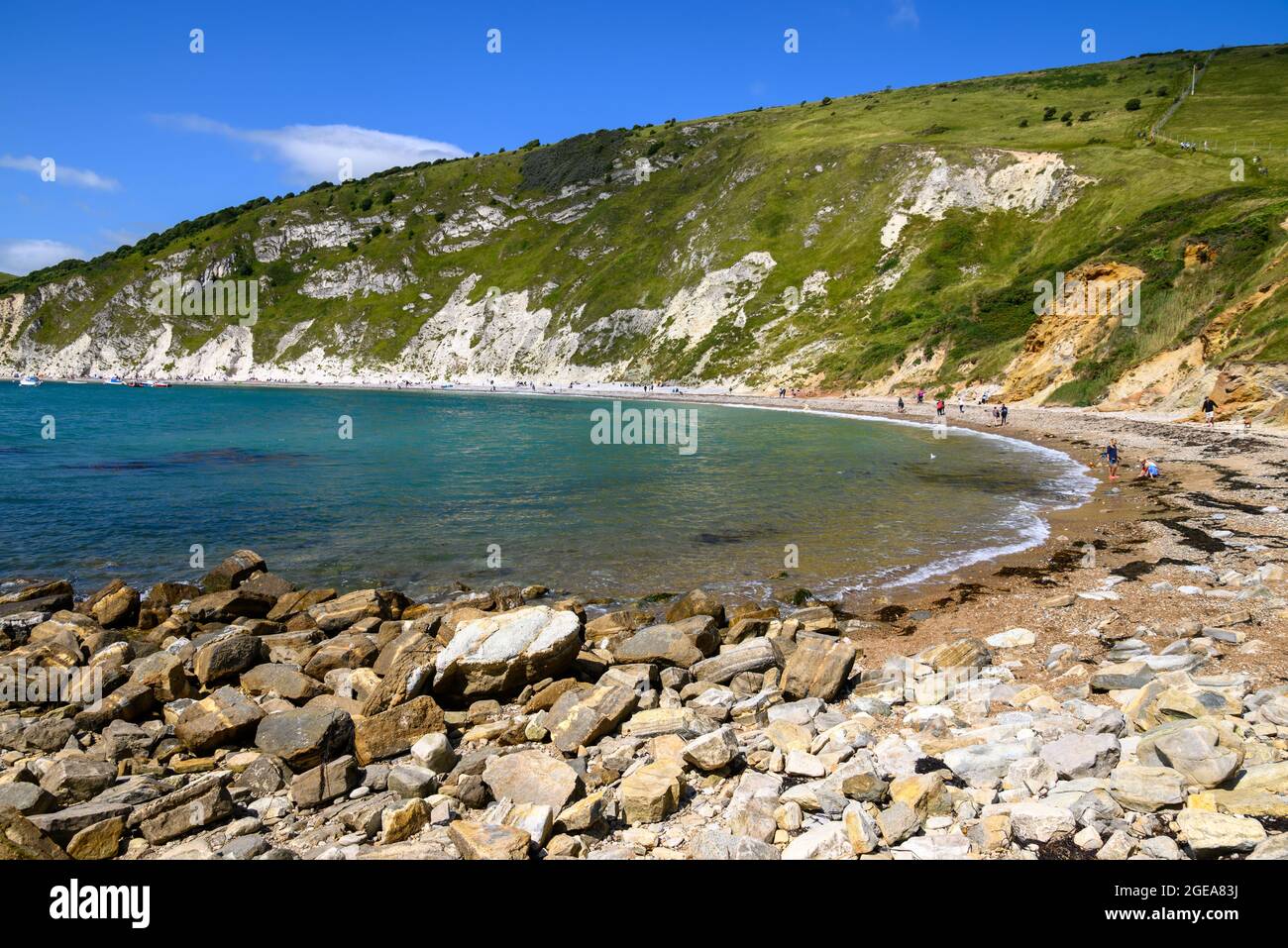 Stony Beach in Lulworth Cove, West Lulworth, Dorset, Großbritannien, August, Sommer Stockfoto